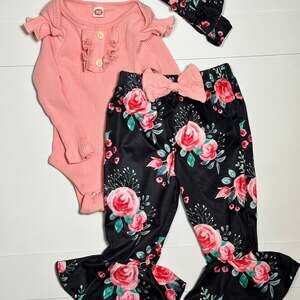 NWOT Baby Girl Floral Ruffle Bell Bottom Outfit Size 18M